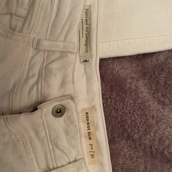 Pilcro ivory/white denim. High rise slim jeans. Size 31 - Picture 2 of 5